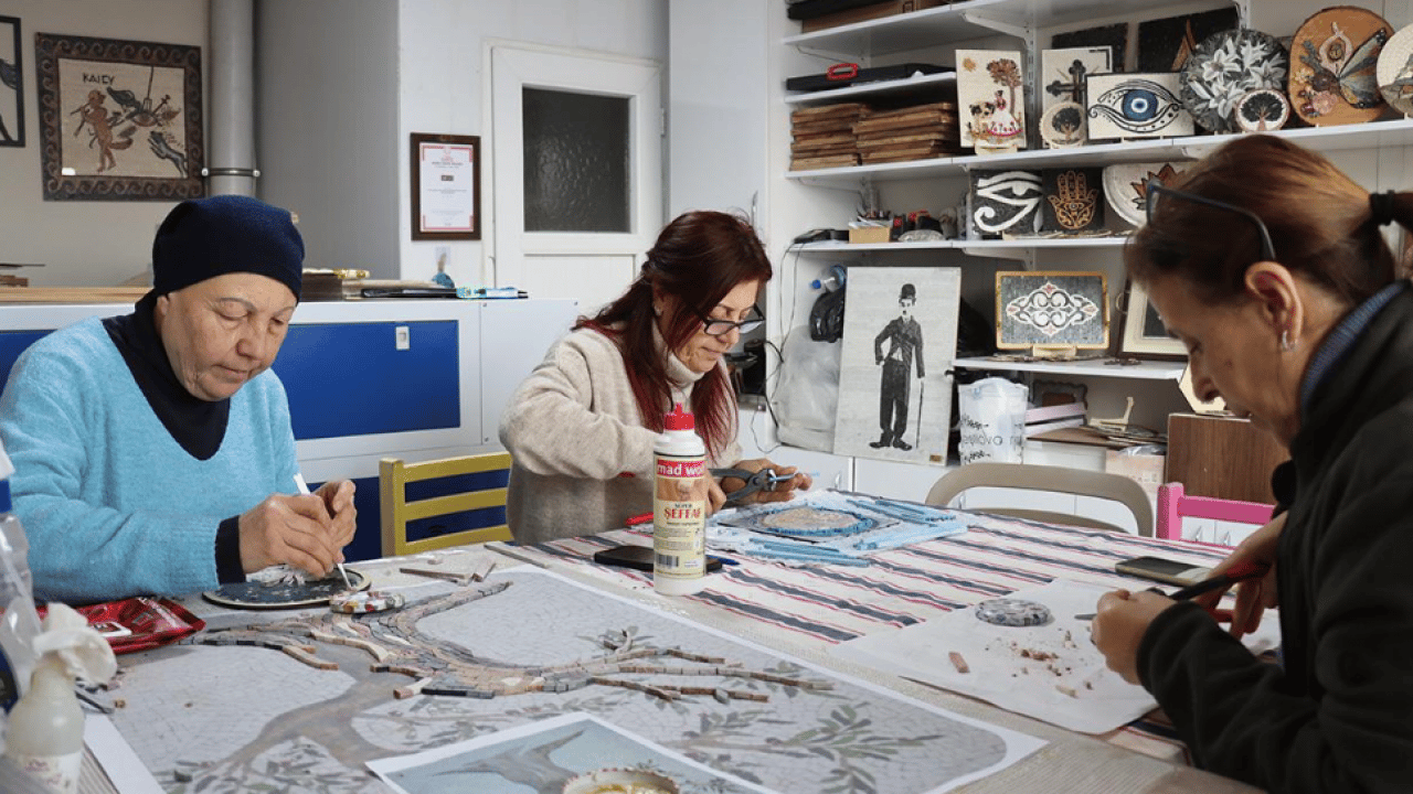 Foto - Hatay’ın mozaikleri Avrupa yolunda! Depremin izlerini mozaikle siliyorlar: Atık malzemeler sanata dönüşüyor