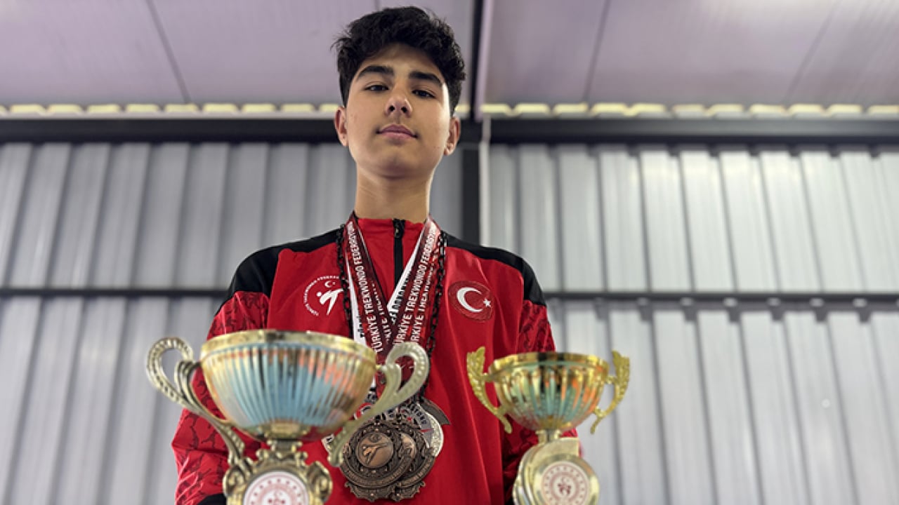 Foto - Hataylı Ahmet'in madalya sevinci! Depremde vefat eden babasına verdiği sözü tuttu! Enkaz altından milli takım kürsüsüne