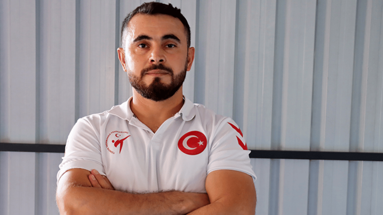 Foto - Hataylı Ahmet'in madalya sevinci! Depremde vefat eden babasına verdiği sözü tuttu! Enkaz altından milli takım kürsüsüne