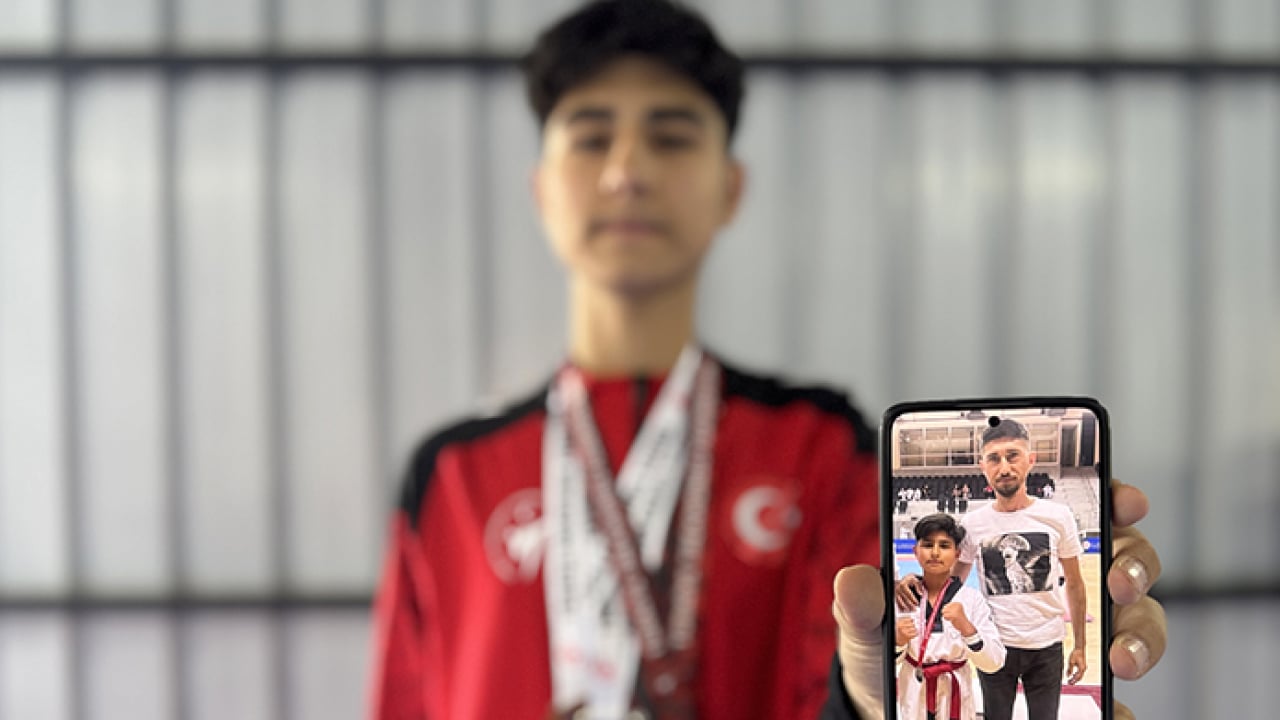 Foto - Hataylı Ahmet'in madalya sevinci! Depremde vefat eden babasına verdiği sözü tuttu! Enkaz altından milli takım kürsüsüne