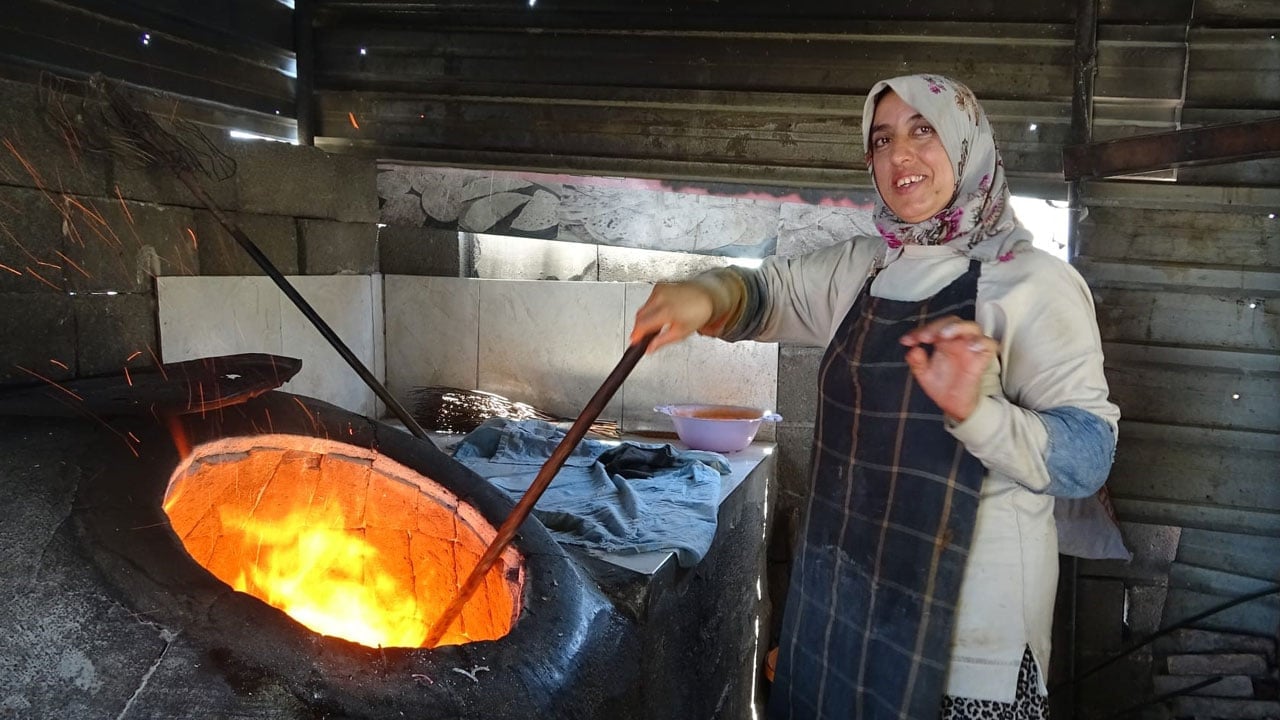 Hataylı kadınlar böyle ayakta kalıyor! 80 derece sıcağın karşısında ekmek mücadelesi