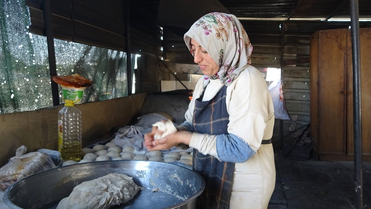 Foto - Hataylı kadınlar böyle ayakta kalıyor! 80 derece sıcağın karşısında ekmek mücadelesi