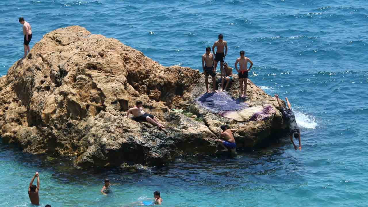 Foto - Hava 30, bıkkınlık 37 derece! Nem rekoru tatilcileri sahile döktü