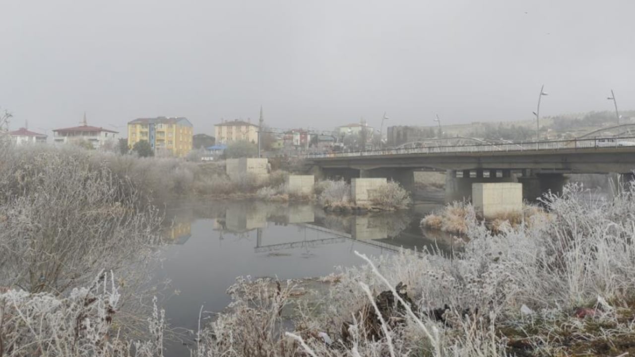 Foto - Hava sıcaklığı eksi 14 dereceyi gördü! O ilçe buz tuttu