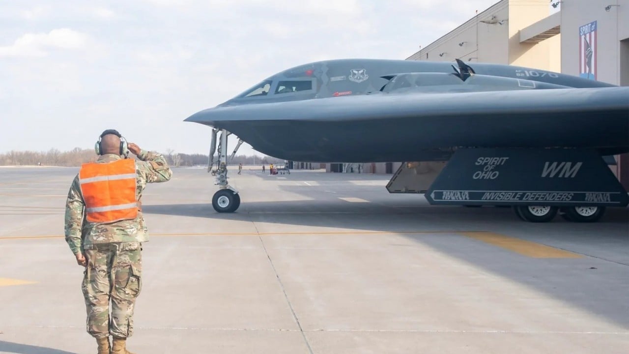 Foto - Hava üssünde Çinli casus paniği: Herkesten sır gibi saklanan savaş uçağını fotoğraflarken yakalandı