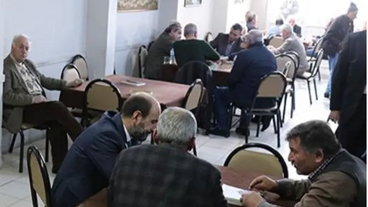 Foto - Hayatları kahvehane köşelerinde geçenlere kötü haber: Mahkeme, "Eşlerine tazminat ödeyecekler" dedi