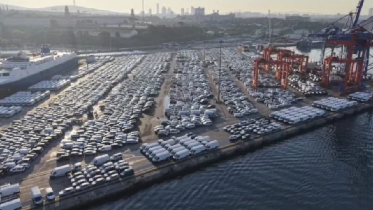 Foto - Haydarpaşa Limanı'nda iğne atsan yere düşmüyor! Binlerce sıfır araç neden bekletiliyor?