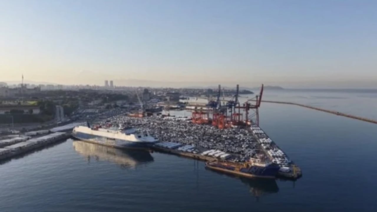 Foto - Haydarpaşa Limanı'nda iğne atsan yere düşmüyor! Binlerce sıfır araç neden bekletiliyor?