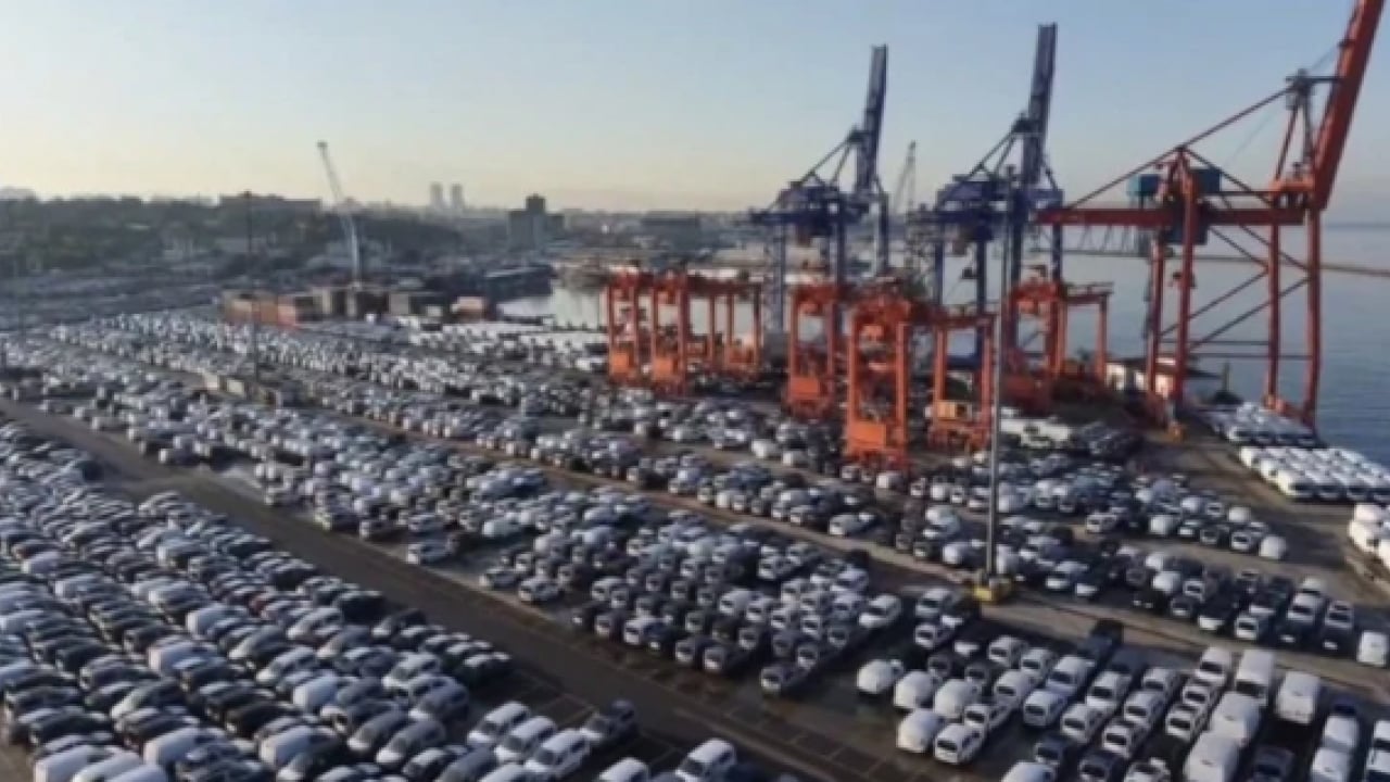 Haydarpaşa Limanı'nda iğne atsan yere düşmüyor! Binlerce sıfır araç neden bekletiliyor?