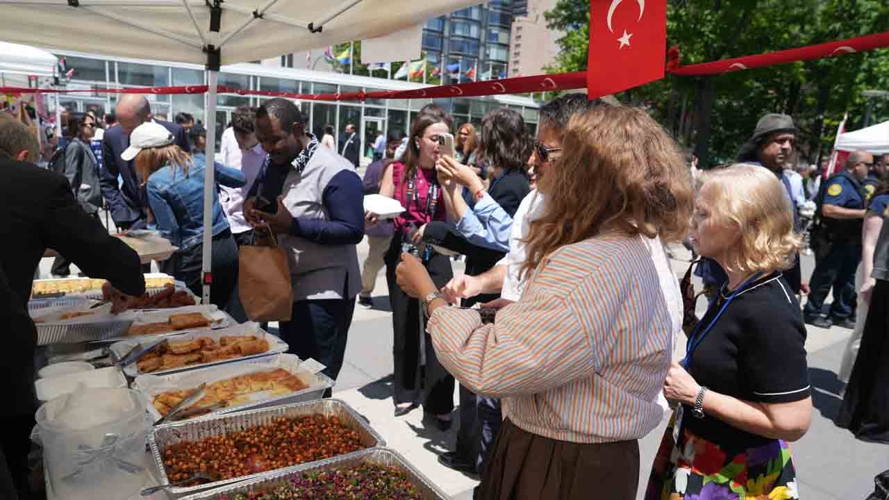 Foto - Hayır çarşısında kurulan standa yoğun ilgi: Türkiye farkını yine gösterdi