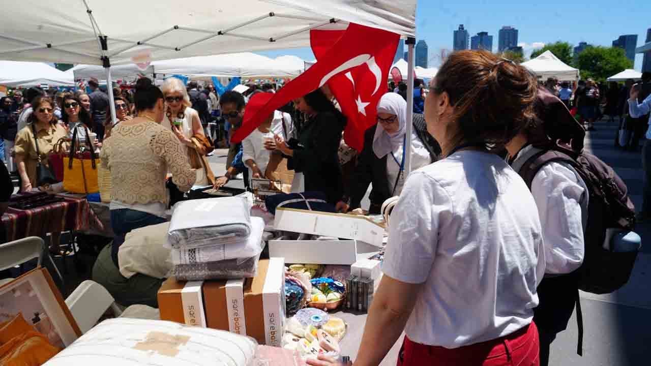 Hayır çarşısında kurulan standa yoğun ilgi: Türkiye farkını yine gösterdi