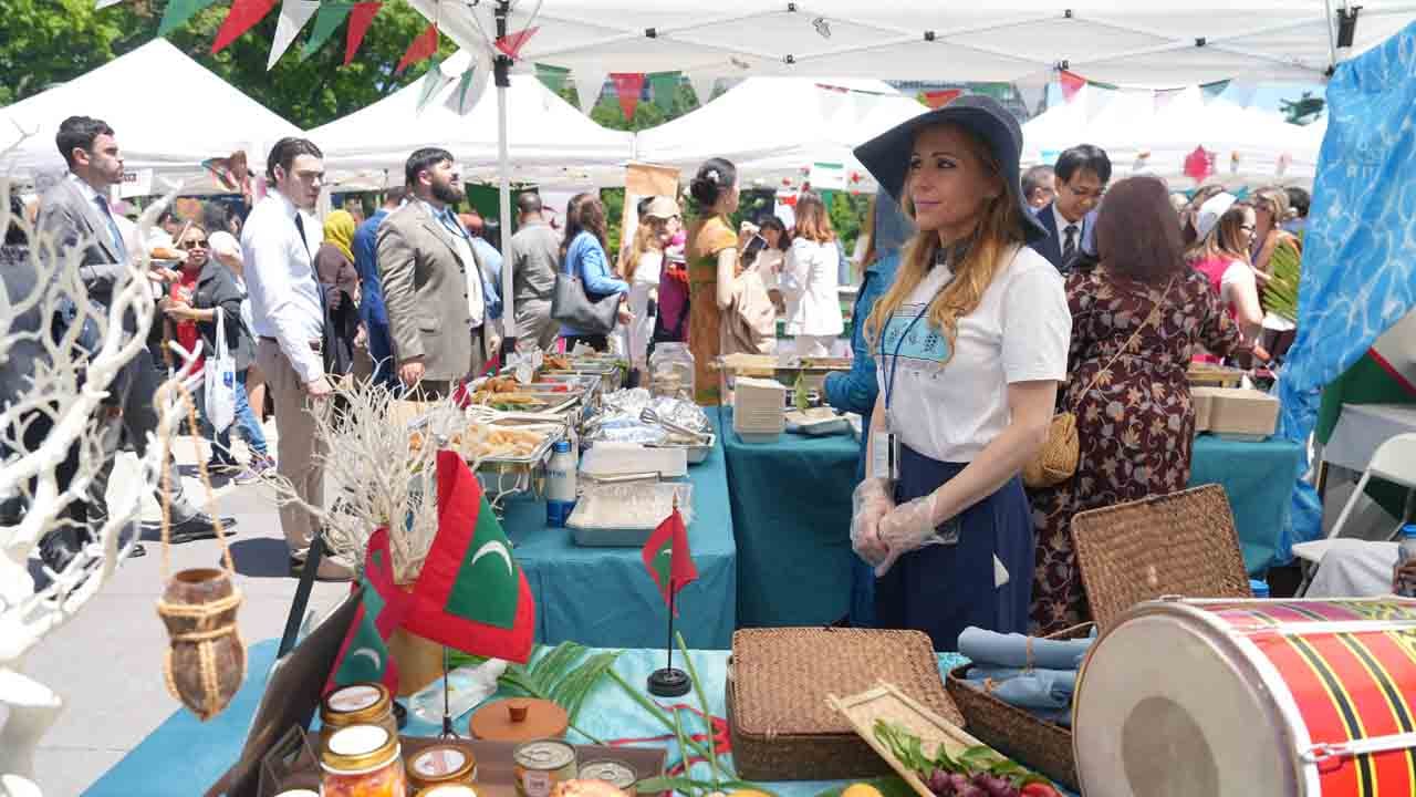 Foto - Hayır çarşısında kurulan standa yoğun ilgi: Türkiye farkını yine gösterdi