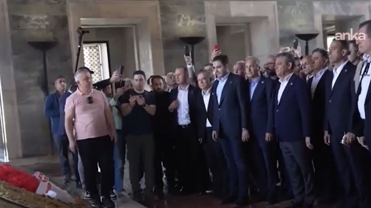 Foto - Hayır, protesto falan değil! Özgür Özel, Anıtkabir’de neye uğradığını şaşırdı! İşte bunu hiç beklemiyordu
