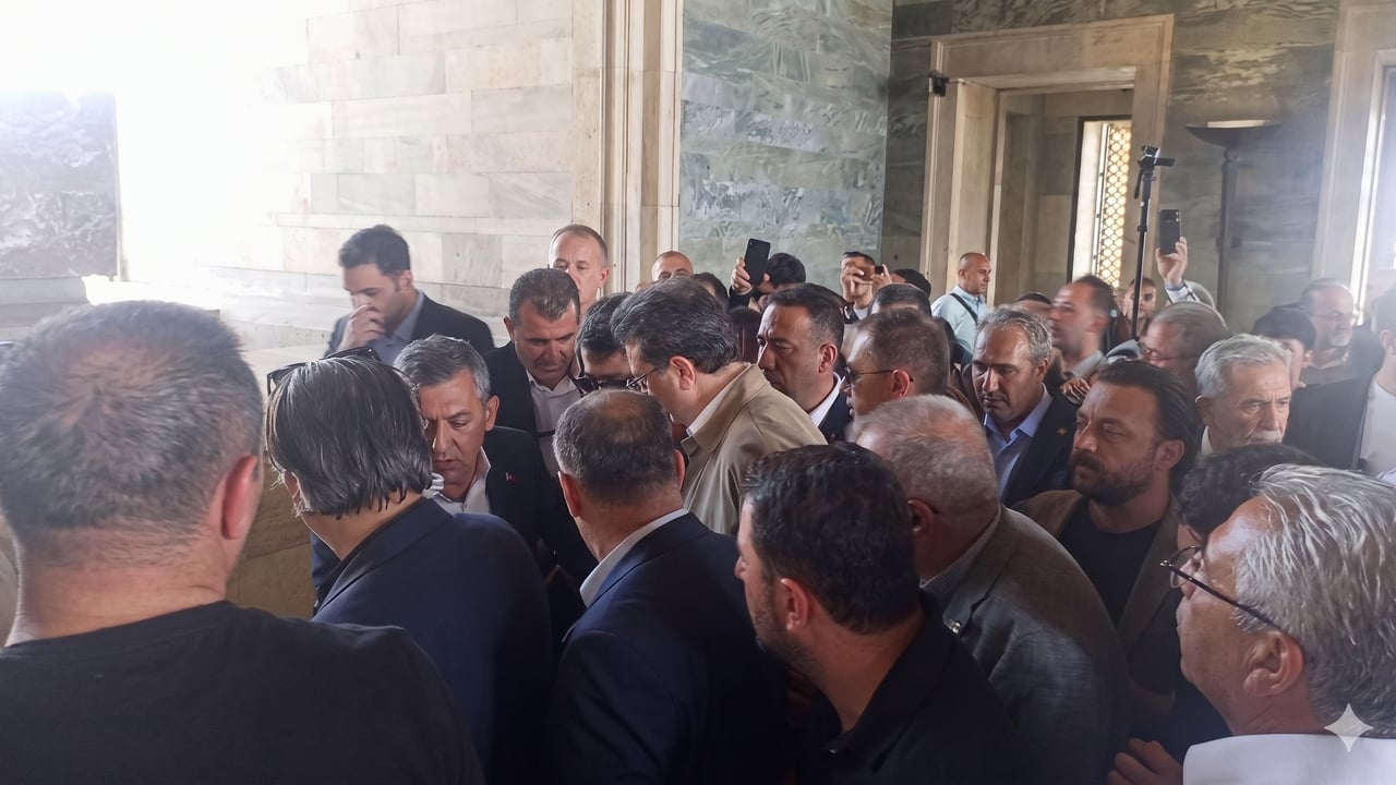 Foto - Hayır, protesto falan değil! Özgür Özel, Anıtkabir’de neye uğradığını şaşırdı! İşte bunu hiç beklemiyordu