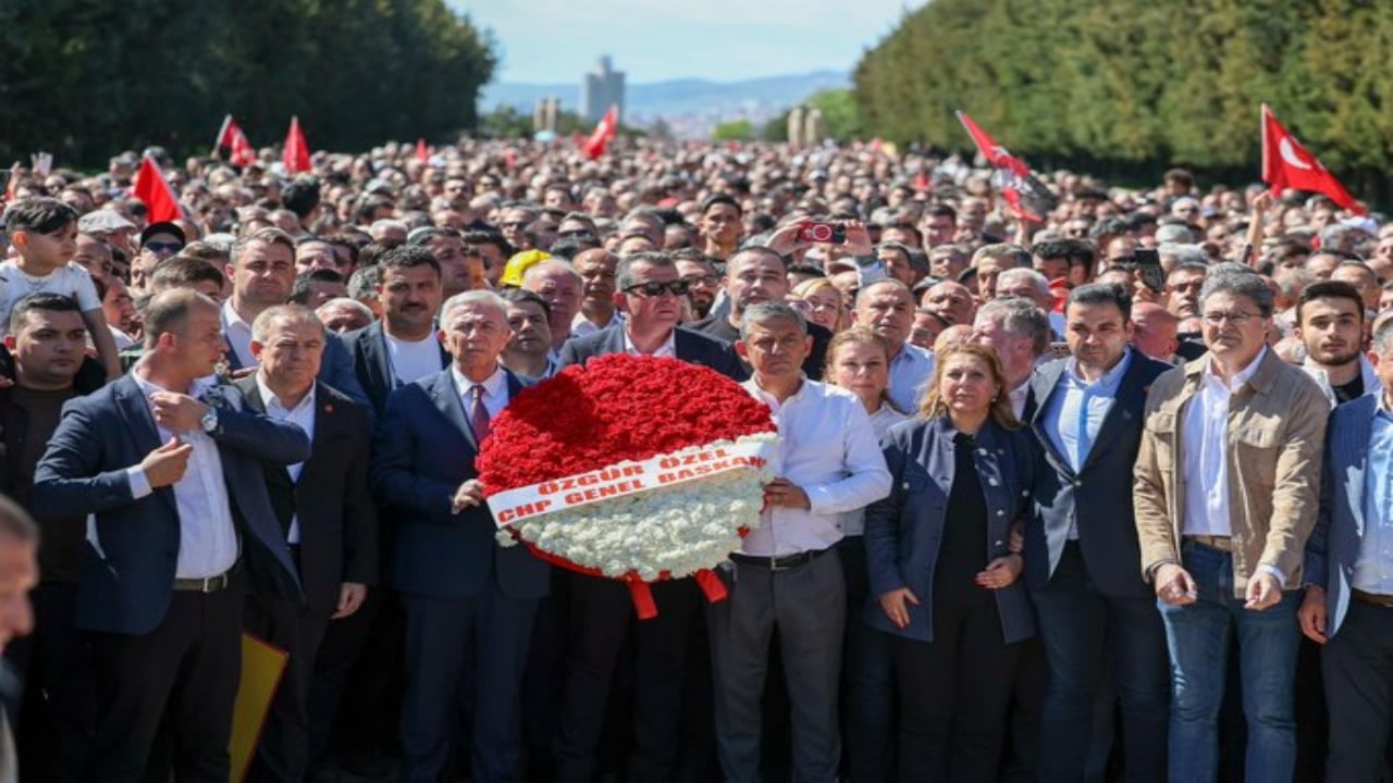 Foto - Hayır, protesto falan değil! Özgür Özel, Anıtkabir’de neye uğradığını şaşırdı! İşte bunu hiç beklemiyordu