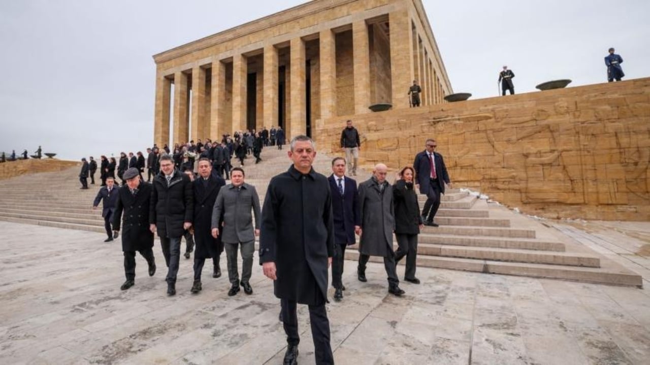 Foto - Hayır, protesto falan değil! Özgür Özel, Anıtkabir’de neye uğradığını şaşırdı! İşte bunu hiç beklemiyordu