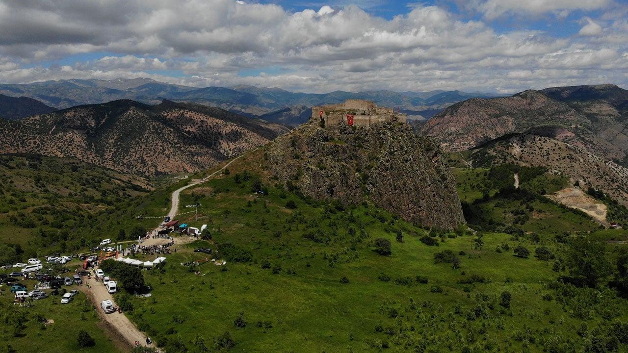 Foto - Hayran bırakan manzara! 700 yıllık kale yeşile büründü