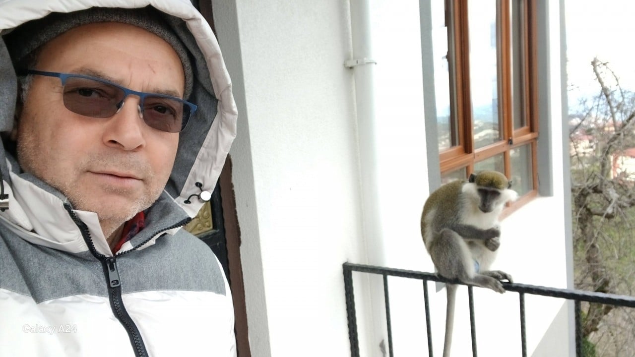 Foto - Hayvanat bahçesinden kaçtı balkonda muz keyfi yaptı