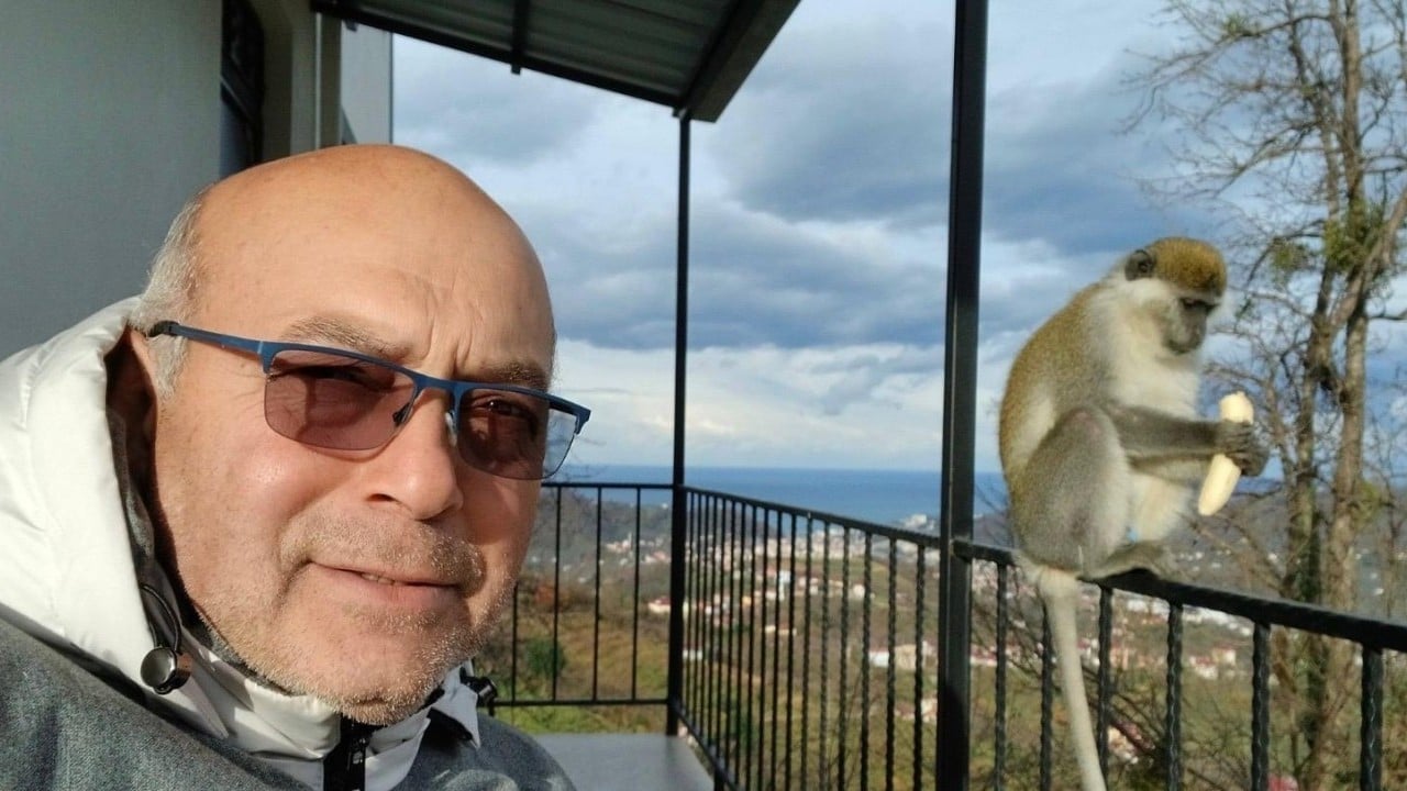 Foto - Hayvanat bahçesinden kaçtı balkonda muz keyfi yaptı