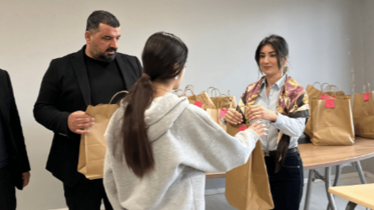 Foto - Hazro Belediyesi yetim çocukları sevindirdi...