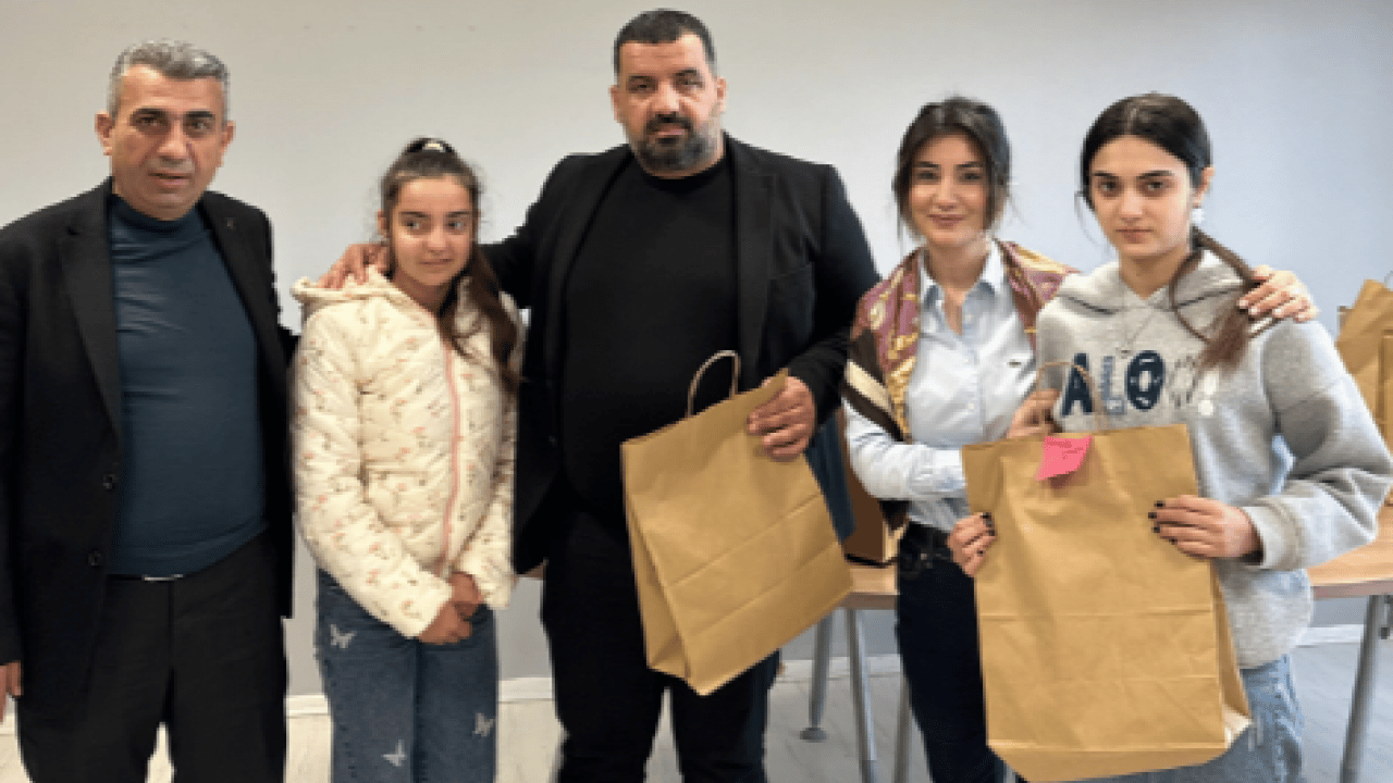 Foto - Hazro Belediyesi yetim çocukları sevindirdi...