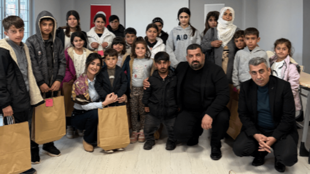 Foto - Hazro Belediyesi yetim çocukları sevindirdi...