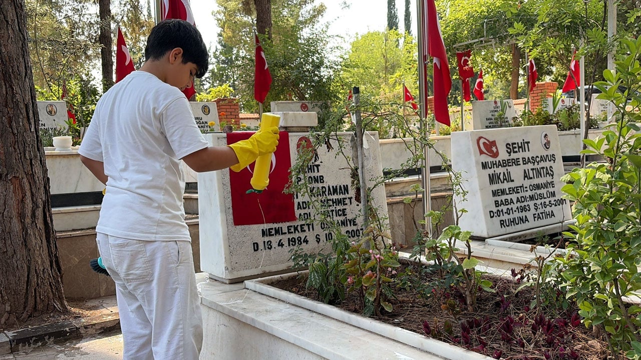 Foto - Helal olsun… 10 yaşındaki Abdullah şehit mezarlıklarını temizliyor! Oyuncaklarını satıp temizlik malzemesi aldı