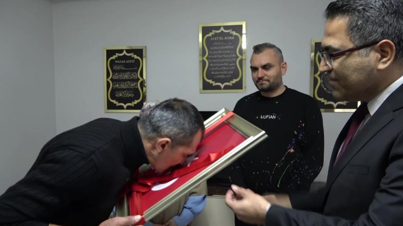 Foto - Helal olsun sana koca yürekli madenci! Önce enkazdan çıkardı, sonra evini açtı