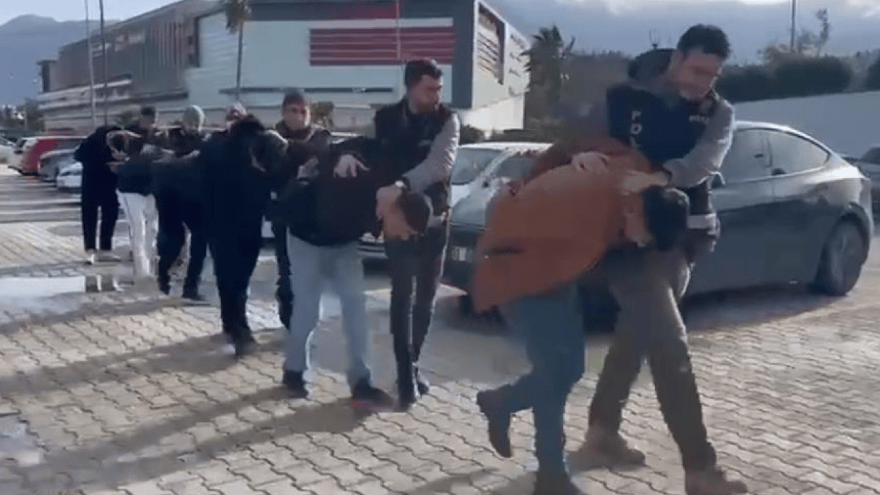 Hem şiddet hem hırsızlık! Dijital gaspçıların sonu cezaevi oldu: Vatandaşı darbedip parasını çalan çete çökertildi