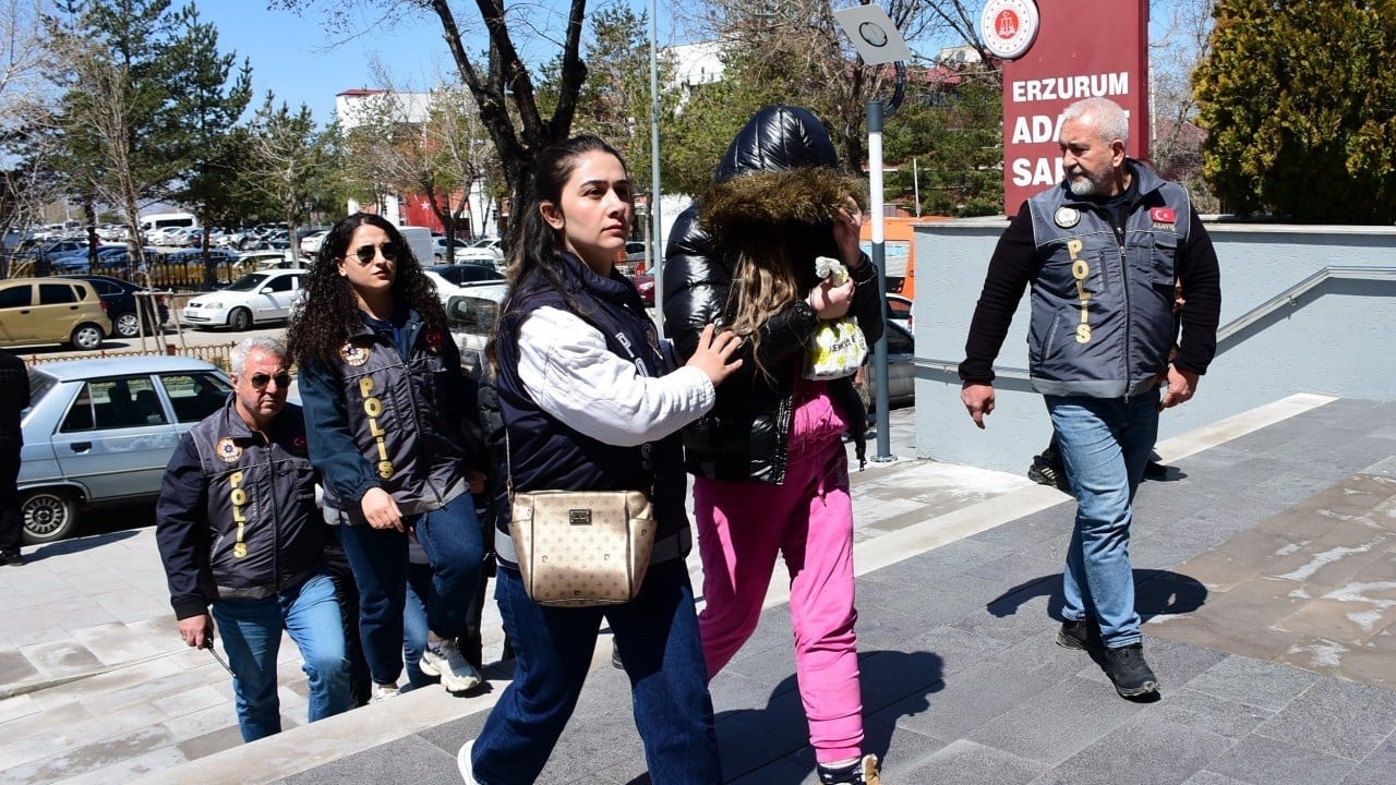 Hep aynı teraneler! Masaj salonunun ne çıktığını siz tahmin edin