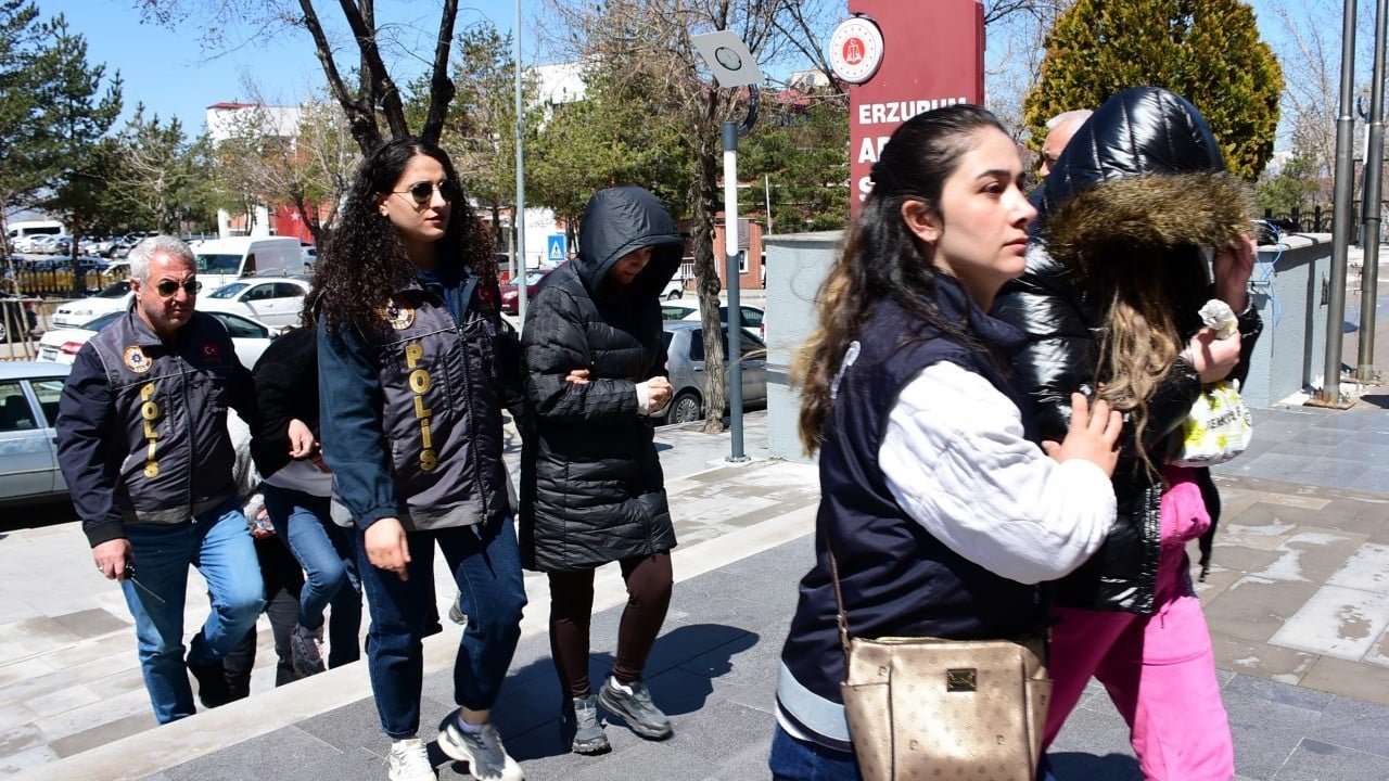 Foto - Hep aynı teraneler! Masaj salonunun ne çıktığını siz tahmin edin