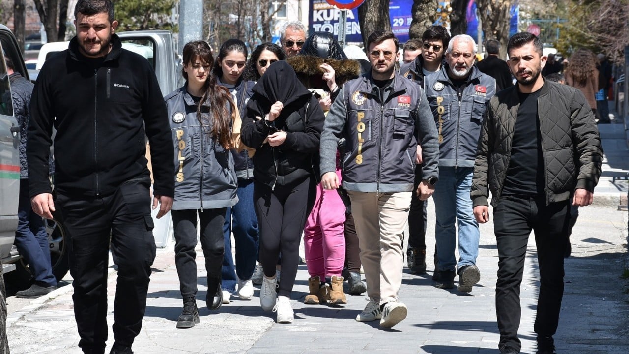 Foto - Hep aynı teraneler! Masaj salonunun ne çıktığını siz tahmin edin