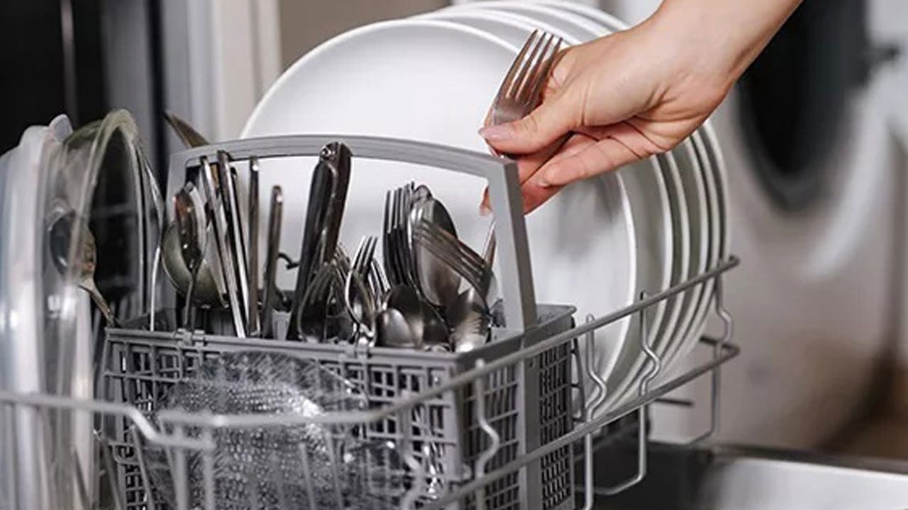 Foto - Hepimiz bu hatayı yapıyoruz! Bulaşıklar makineden kirli mi çıkıyor? 
