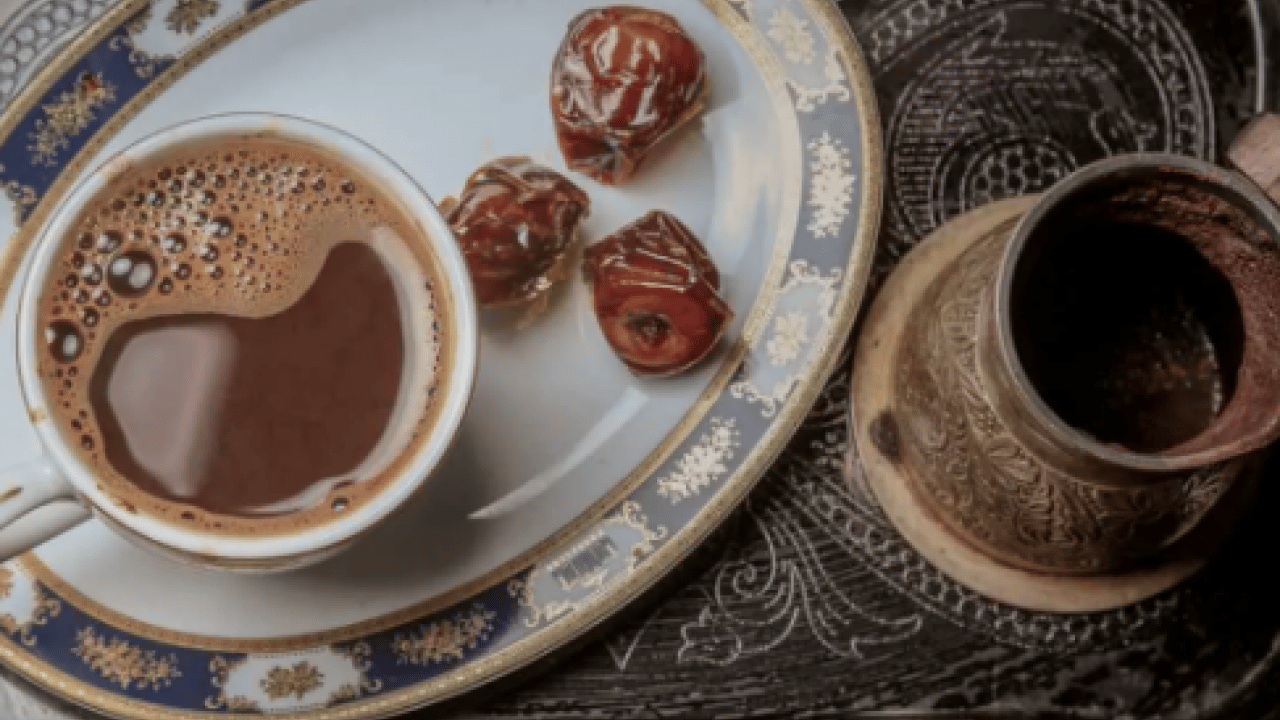 Foto - Her gün iftardan sonra bir fincan Türk kahvesinin yanında 2 hurma yerseniz...