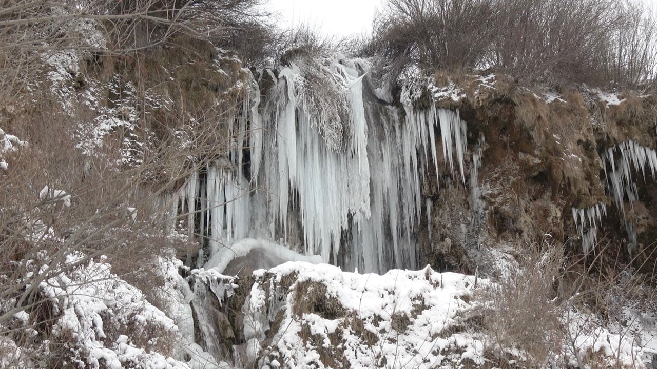 Foto - Her mevsim ayrı güzel! Girlevik Şelalesi buzdan duvara döndü
