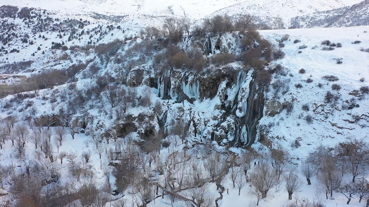 Foto - Her mevsim ayrı güzel! Girlevik Şelalesi buzdan duvara döndü