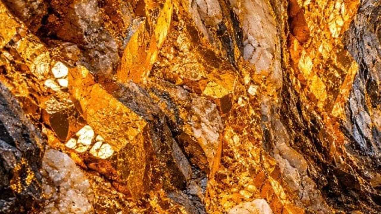 Foto - Her taraftan altın fışkırıyor: 'Burada hazine var' deyip Türklere teslim ettiler