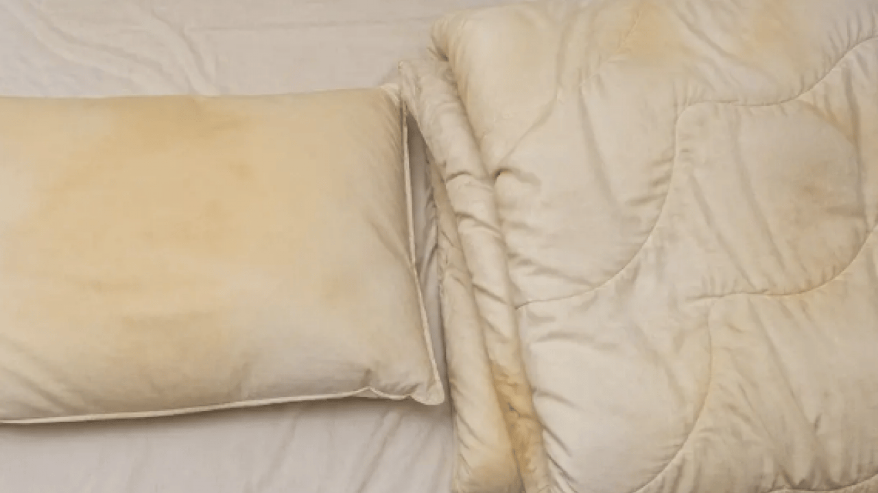 Foto - Her yerden leke fışkırmaya başlarsa şayet... Yorgandaki sarı lekelerin tek çözümü...