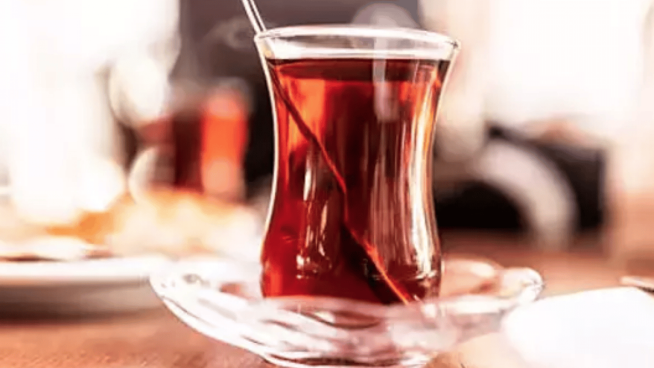 Herkes peşinde bu lezzetin ama... Araştırmaya göre düzenli çay tüketimi, yaşlı kadınlarda...