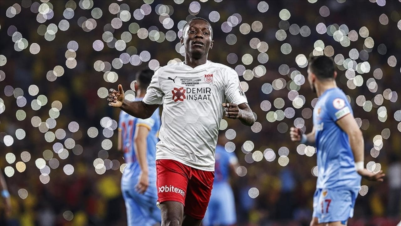 Foto - Herkes şaşkın! Süper Lig’in efsane futbolcusu, bakan yardımcısı olarak kabineye girdi