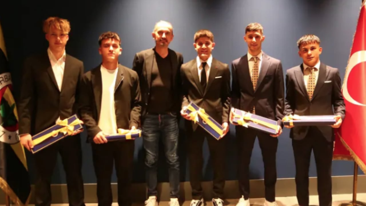 Herkes yeni yıldız mı diye birbirine sormaya başladı... Fenerbahçe U19 kadrosunda pırlanta var