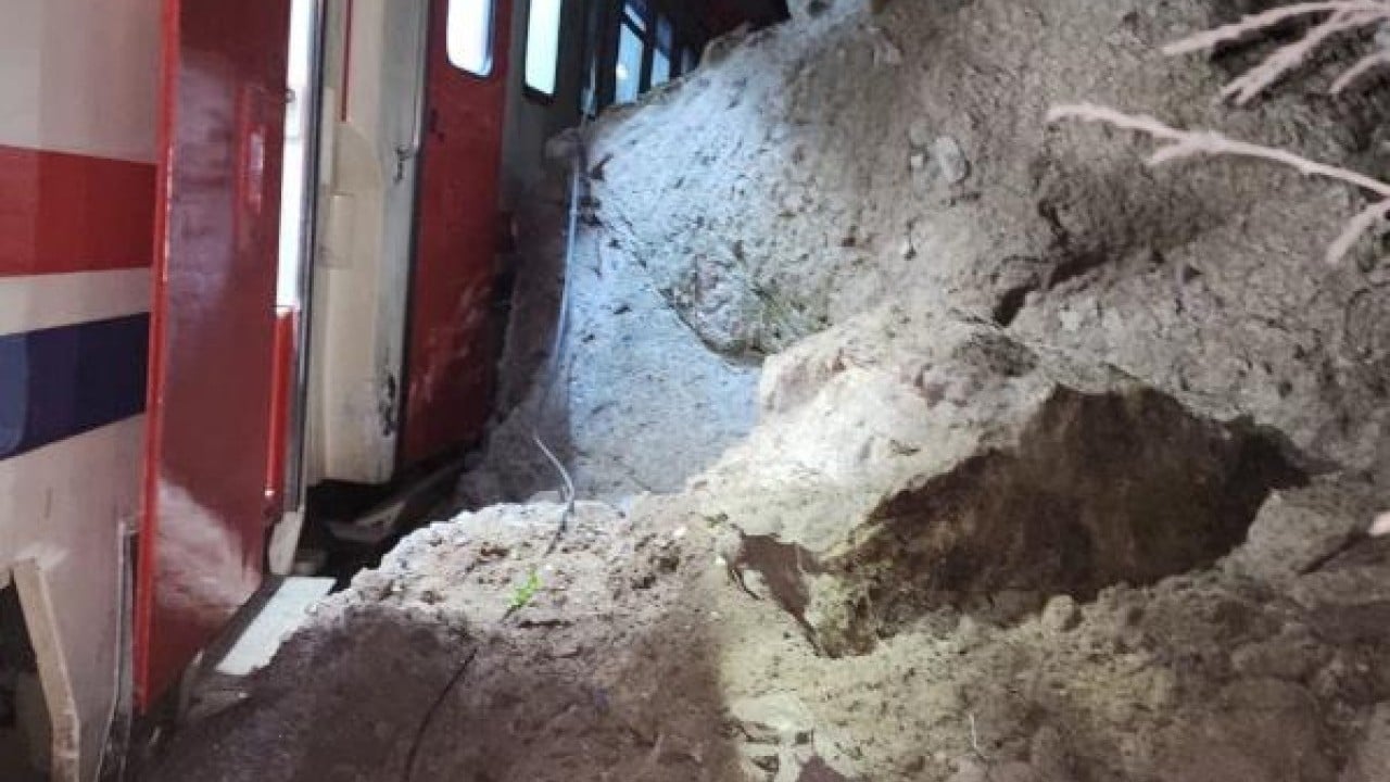 Foto - Heyelan treni raydan çıkardı