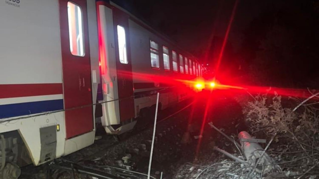 Heyelan treni raydan çıkardı