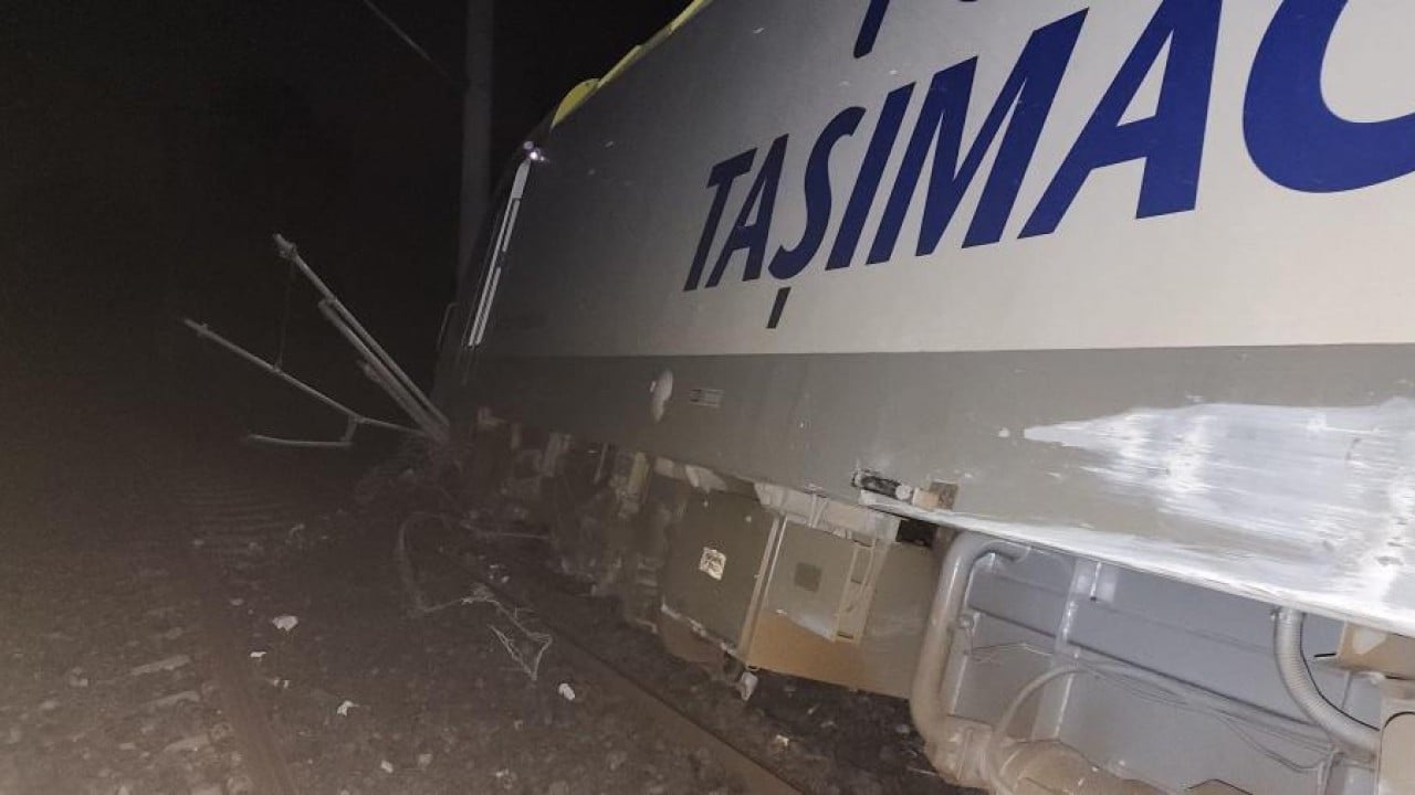 Foto - Heyelan treni raydan çıkardı