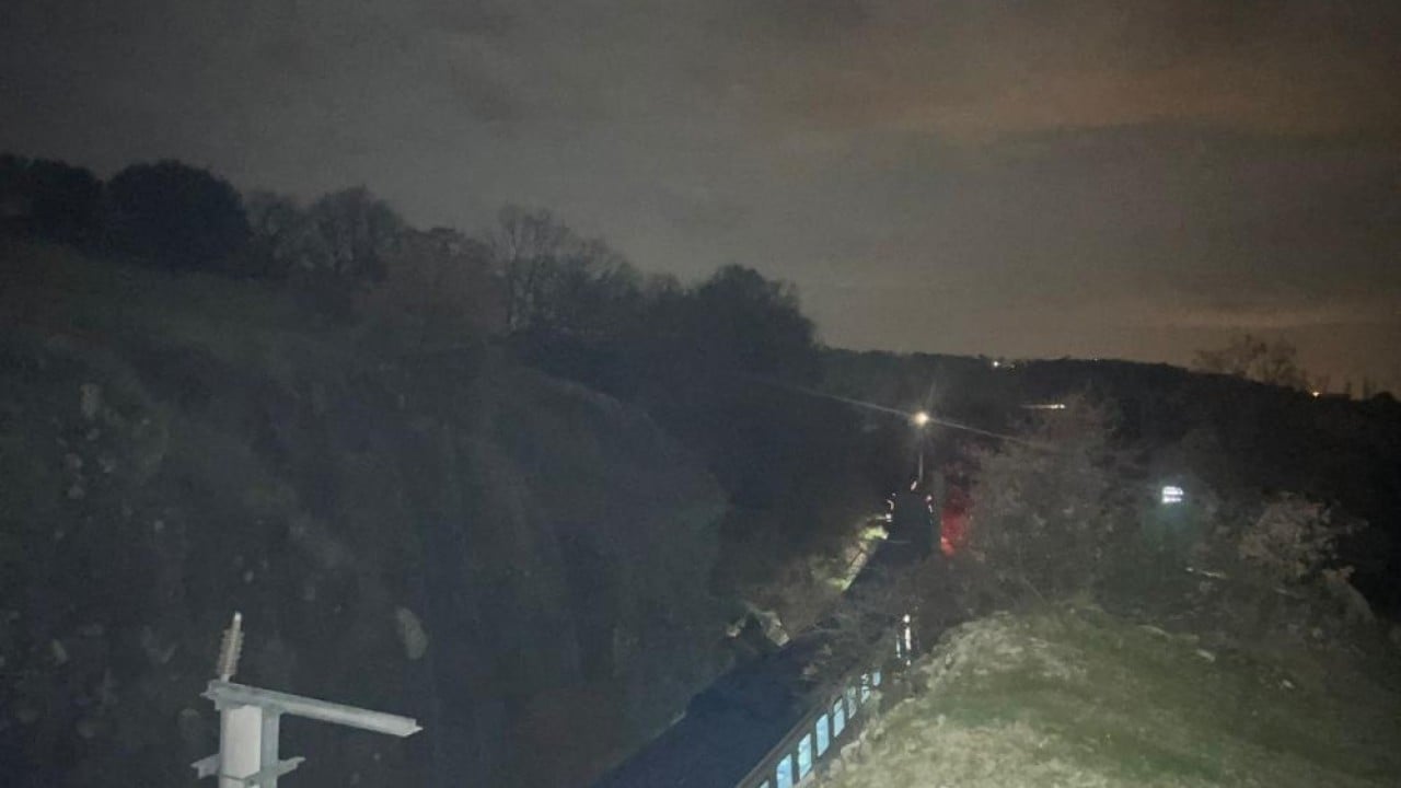 Foto - Heyelan treni raydan çıkardı