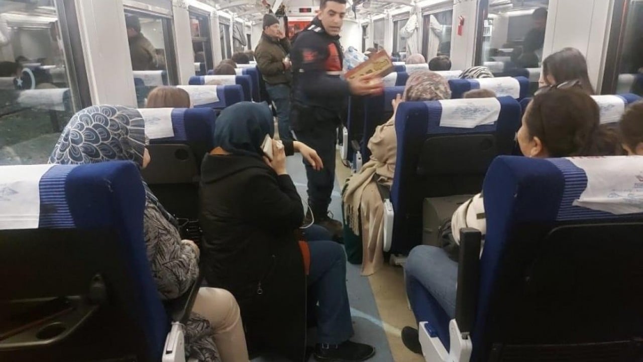 Foto - Heyelan treni raydan çıkardı