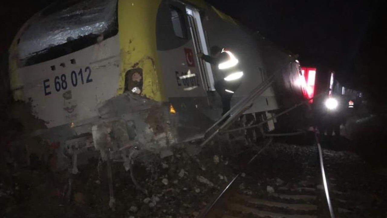 Foto - Heyelan treni raydan çıkardı