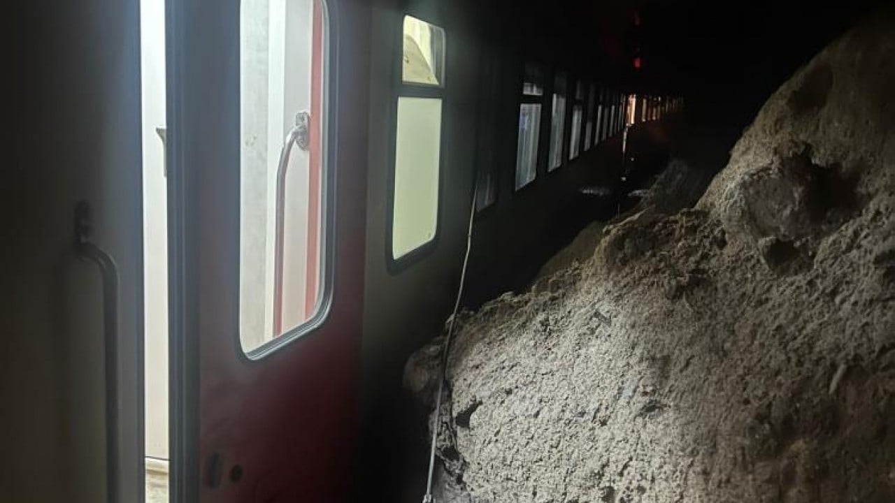 Foto - Heyelan treni raydan çıkardı