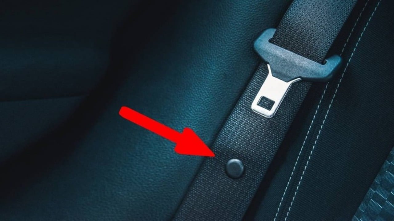 Hiç kimsenin fark etmediği detay: Emniyet kemerindeki minik siyah düğme ne işe yarıyor