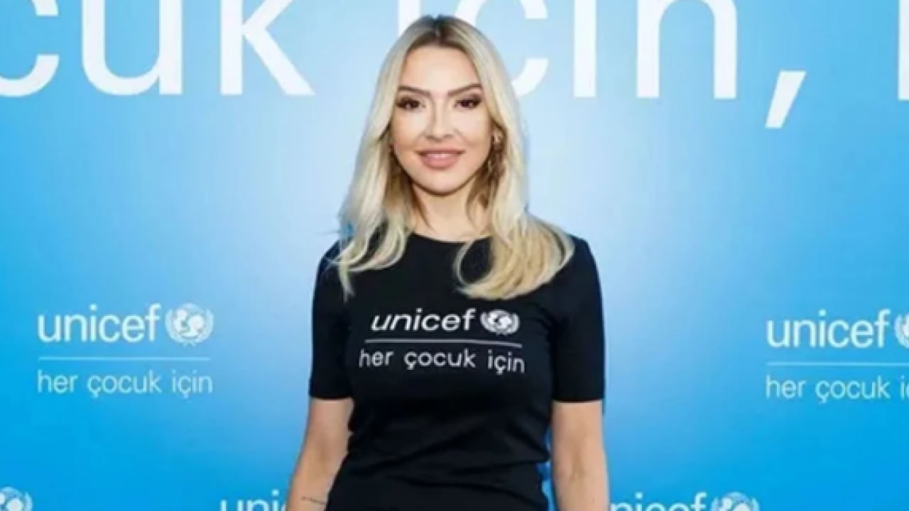 Foto - Hiç sorgulamadan eline verileni okumuş Hadise'nin özrü kabahatinden büyük